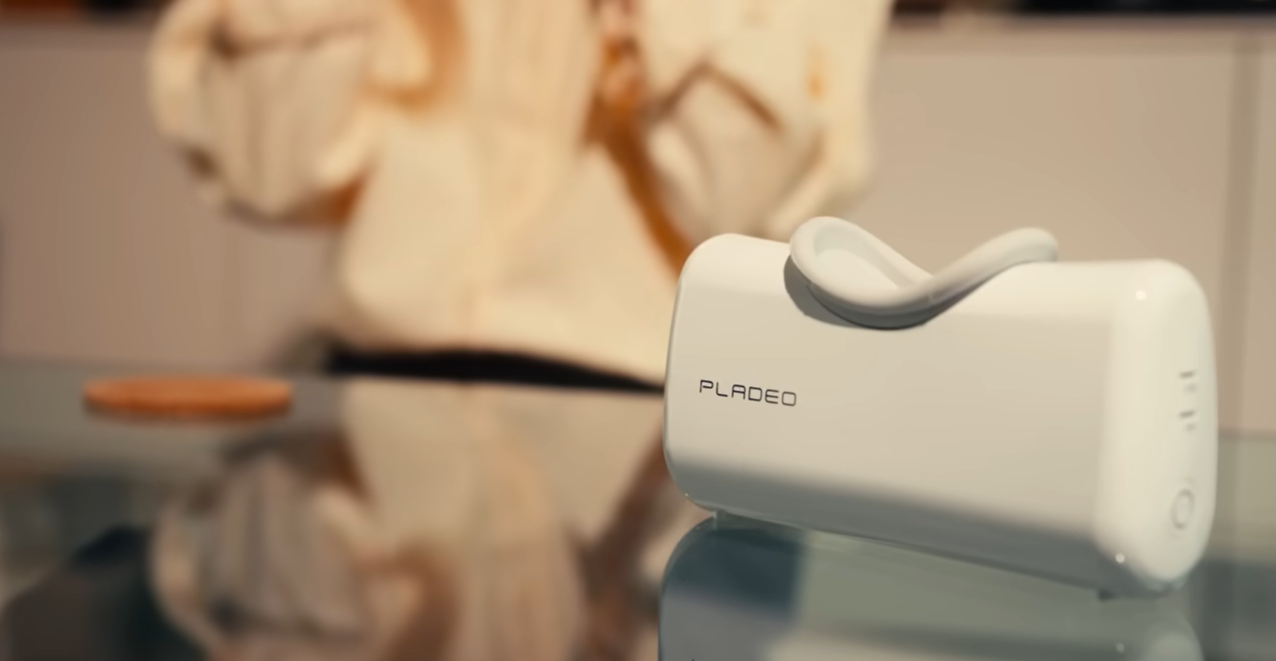 PlaDeo, a quiet object on glass